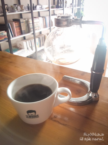 虹吸壶做出的咖啡