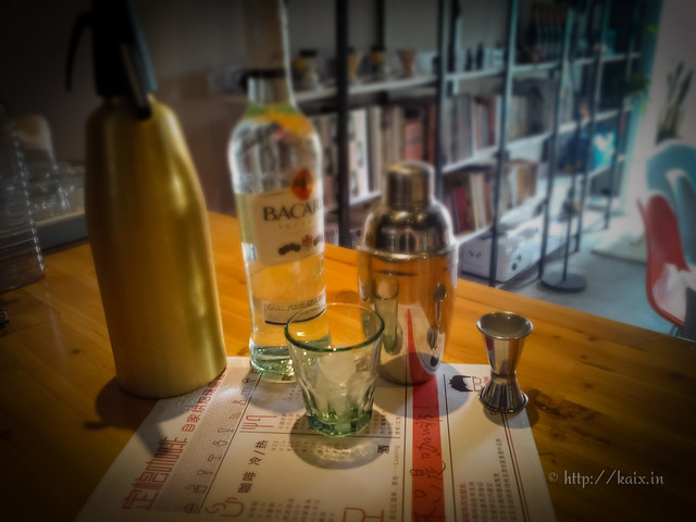 鸡尾酒原料摆一排