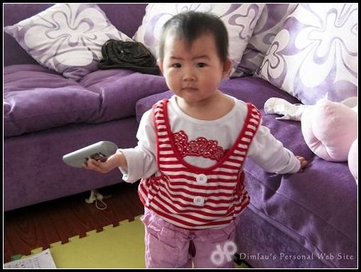 开心拿着遥控器