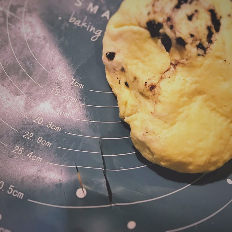 混入桑椹的面团