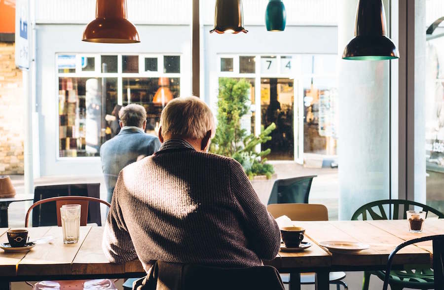 咖啡馆里的老年人